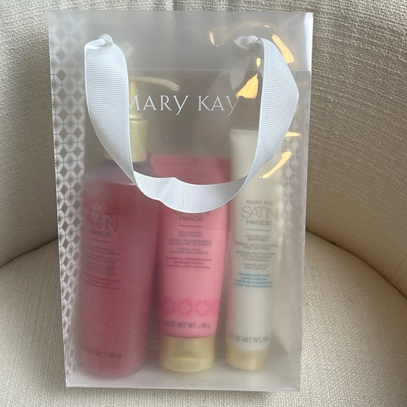 Satin hands skin care set Blissful pomegranate by Mary Kay - Picture 2 of 2